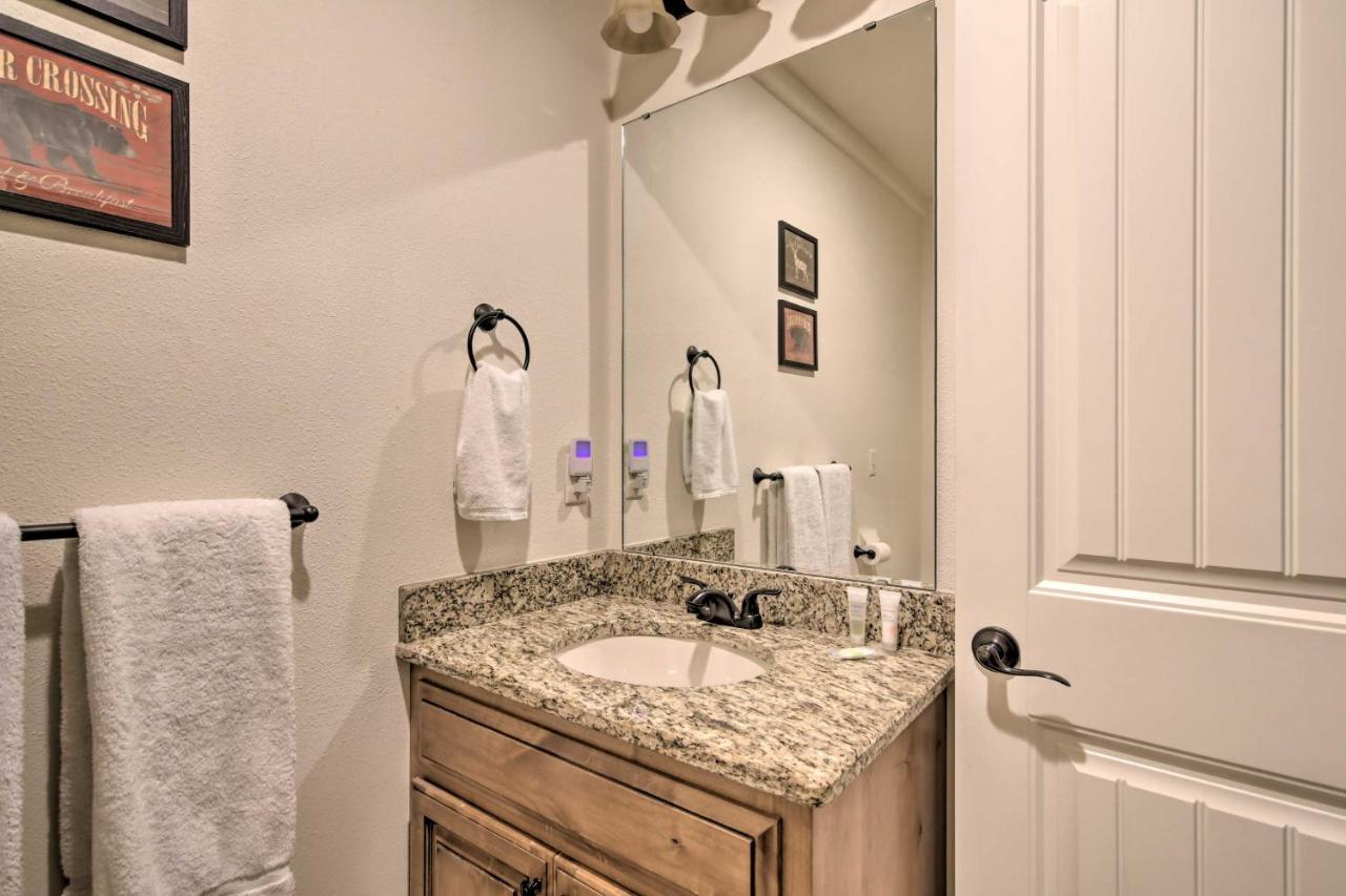 Apartament Luxe Branson Retreat With Mtn Views And Pool Access! Zewnętrze zdjęcie